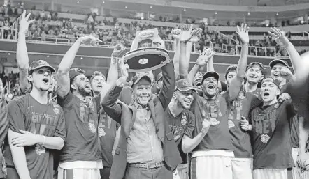  ?? Ben Margot / Associated Press ?? Gonzaga coach Mark Few joins his players in something they hadn’t done before — hoisting an NCAA regional championsh­ip trophy.