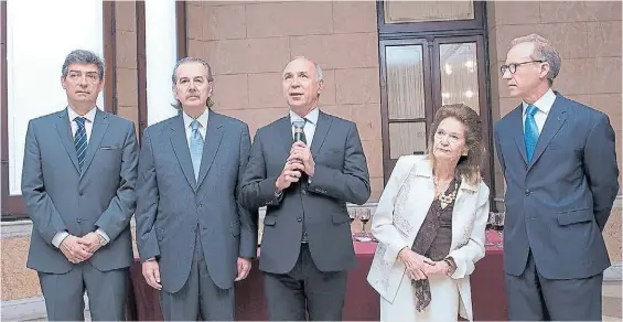  ??  ?? Miembros de la Corte Suprema. Rosatti, Maqueda, Lorenzetti, Highton y Rosenkrant­z en un reciente evento del máximo tribunal.