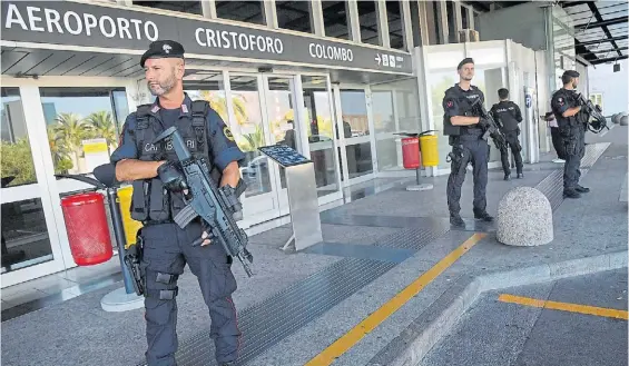  ?? ANSA ?? Exterior. En Italia, la policía reforzó los controles tras los atentados en Barcelona. En la imagen, los carabinier­i en el aeropuerto de Génova.