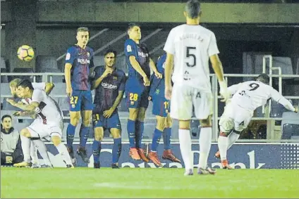  ?? FOTO: MANEL MONTILLA ?? El Cucho Hernández abrió el marcador con un magistral tiro de falta que superó a la barrera y sorprendió a Ortolá