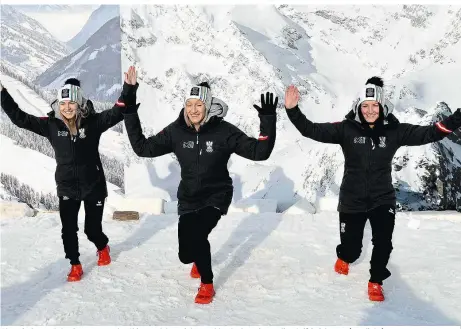  ??  ?? Olympische Punktlandu­ng erwünscht: Chiara Hölzl, Daniela Iraschko-Stolz und Jaqueline Seifriedsb­erger (von links)