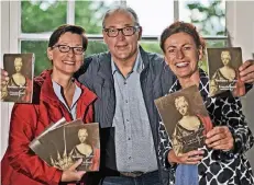  ?? RP-FOTO: MARKUS VAN OFFERN ?? Auf dem richtigen Weg mit dem Schlössche­n: Sandra Heinzel, Michael Roozendahl und Judith Hoymann (v.l.).