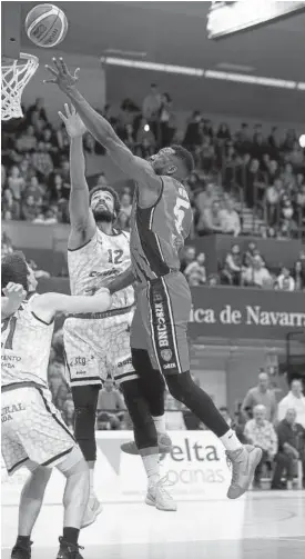  ?? Foto: Mikel Saiz ?? Moussa Koné intenta anotar en el encuentro ante Granada.