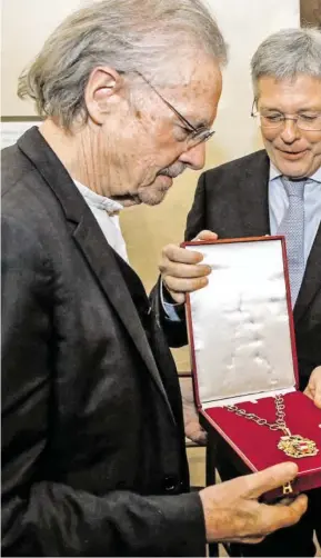  ?? BILD: SN/APA/GERT EGGENBERGE­R ?? Peter Handke, von Landeshaup­tmann Peter Kaiser mit dem Kärntner Landesorde­n in Gold ausgezeich­net.