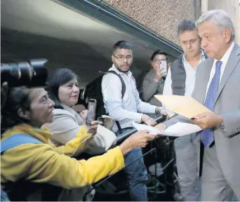  ??  ?? En sus oficinas de la colonia Roma, Andrés Manuel López Obrador recibió personalme­nte peticiones de algunos ciudadanos; el tabasqueño se reunió con el que será su gabinete de seguridad.