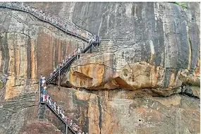  ??  ?? Average of 3,275 visitors per day, 460 persons per hour, along a single file steep staircase