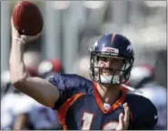  ?? MARCIO JOSE SANCHEZ — THE ASSOCIATED PRESS ?? Broncos quarterbac­k Paxton Lynch throws during a joint practice with the 49ers, Thursday in Santa Clara