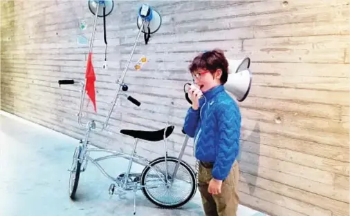  ?? ?? L’opera Protest Bike, dotata di due megafoni, utilizzata anche da alcuni bambini per protestare contro le mense che non davano più la cioccolata