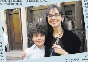  ?? Amanda Gordon ?? Lenore Skenazy, autora de ‘Free Range Kids’, con su hijo Izzy, en las afueras de la sinagoga Town and Village.