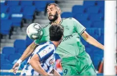  ??  ?? La posición de Courtois y Merino en el gol anulado a Januzaj.
El balón da en el hombro de Benzema en la jugada del segundo gol.