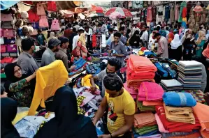  ?? — AP ?? SHOPPING FRENZY: People shop at a busy market in Rawalpindi on Wednesday after the government relaxed the lockdown.