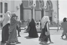  ??  ?? Des femmes voilées devant une mosquée à Alger
