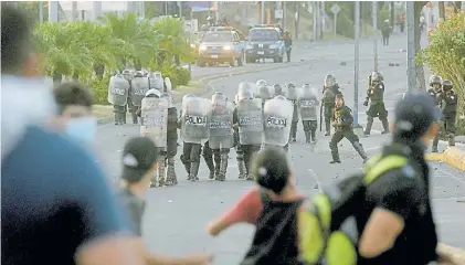  ?? DPA ?? Choques. Un grupo de jóvenes desafía a la policía en Managua, el viernes, en el tercer día de protestas.