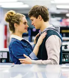  ??  ?? Baby (Ansel Elgort) ist frisch verliebt in Deborah (Lily James).