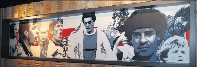  ??  ?? MURAL RECORDATOR­IO. Un mural rememora los rostros más populares del conjunto ‘ajacied’. Empieza con Cruyff a la izquierda y lo finaliza Rijkaard a la derecha.