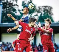  ?? Foto: Christoph Keil ?? Jerome Propheter (blau-weißes Trikot) muss mit Nordhausen am Sonntag beim BFC Dynamo bestehen.