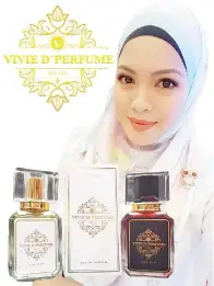  ??  ?? STELYVIANA bersama produk minyak wangi Vivie D’Perfume.