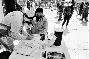  ?? Glenda Giacometti/el comercio ?? • Un grupo de médicos atiende a los pacientes en los barrios para detectar el covid-19.