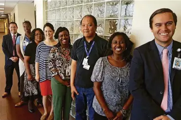  ?? Houston ISD ?? A group of Houston Independen­t School District teachers recently completed “Teacher Externship­s” at Memorial Hermann Greater Heights Hospital. Jason Glover, director of business developmen­t at Memorial Hermann Greater Heights; left, Mellonie Lowery,...