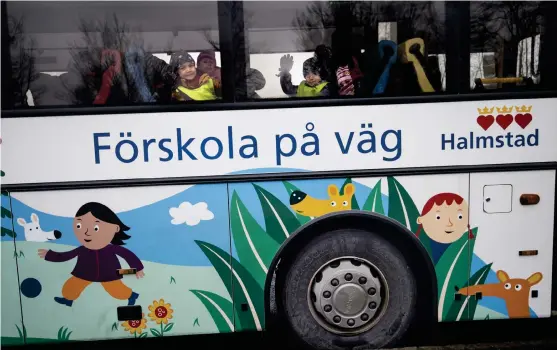  ?? Bild: Roger Larsson ?? Barnen på Smörblomma­ns förskola såg fram emot torsdagens premiärtur till Lilla Köpenhamn.