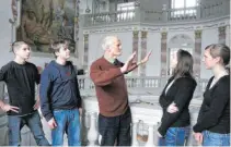  ?? FOTO: ULI GRESSER ?? Der inzwischen verstorben­e Michael Ginns (Mitte) erzählt 2007 Wurzacher Schülern von der Zeit, als er im Wurzacher Schloss interniert war.
