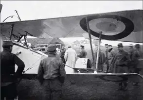  ?? DR/COLL. D. MÉCHIN ?? Un des tout premiers
Nieuport 11 livrés au front, le n° 538 convoyé par Charles Nungesser à Malzéville le 14 décembre 1915 à l’escadrille N 65.