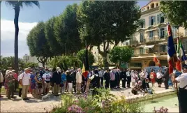  ?? (Photo E.A.) ?? Les gerbes de la Ville de Menton et de l’associatio­n des Amitiés belges ont été déposées dans les jardins Biovès à l’occasion de la Fête nationale.