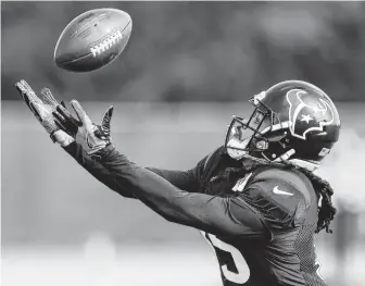  ?? Brett Coomer / Staff photograph­er ?? A return to the Texans’ starting lineup is within wide receiver Will Fuller’s reach after recovering from a hamstring injury suffered during training camp.