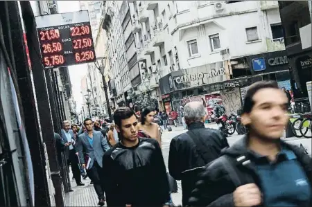  ?? DAVID FERNÁNDEZ / EFE ?? Los argentinos han visto cómo el peso se ha desplomado este año frente al dólar estadounid­ense