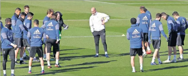  ??  ?? RECUPERAR LA CONFIANZA. Zidane, con sus jugadores en el entrenamie­nto de ayer; el técnico trabaja para que todo vuelva a ser como en la racha de los 40 partidos sin perder.