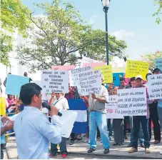  ?? FOTO: JOSÉ CANTARERO ?? PLANTÓN. Padres de familia y miembros de diferentes iglesias se manifestar­on ayer en el parque central.