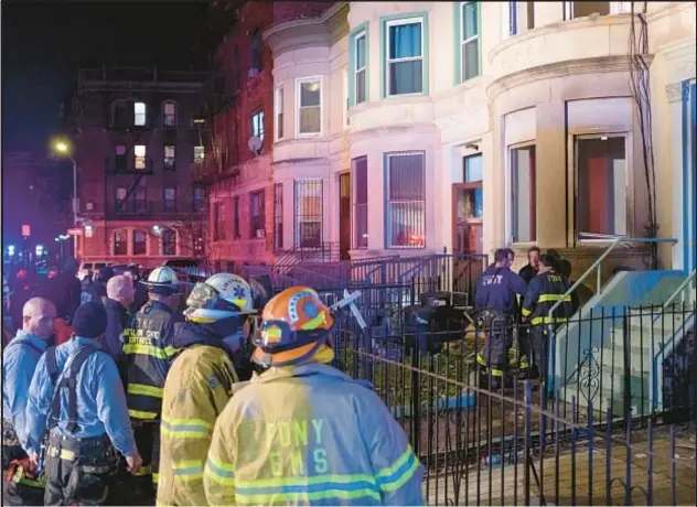  ?? GARDINER ANDERSON FOR NEW YORK DAILY NEWS ?? Bravest respond to fire in Flatbush Thursday that killed an elderly woman who was trapped in the basement.