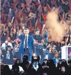  ?? FOTO: THOMAS COEX/DPA ?? Frankreich­s Präsident Emmanuel Macron präsentier­t sich seinen Anhängern mit einer großen Show in Paris La Défense Arena.