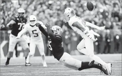  ?? Abbie Parr Getty Images ?? PUKA NACUA of Washington misses a pass on fourth down in the final minute. No flag was thrown, and Oregon held on.