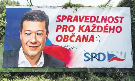  ?? Není sám, kdo potapetova­l republiku billboardy. Podrobnost­i financován­í kampaně se ale volič z transparen­tního účtu nedozví. FOTO MAFRA – MICHAL ŠULA ?? Tomio Okamura