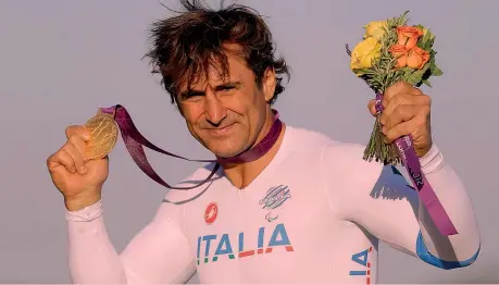  ?? AP ?? Dieci anni fa Alex Zanardi con uno dei due ori di Londra: alla Paralimpia­de di 10 anni fa vinse crono e prova su strada di hanbike e fu argento in staffetta