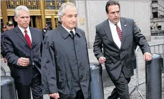  ?? EL PAÍS ?? Nueva York. El empresario Bernard Madoff, con resguardo, a la salida de los juzgados, en 2009.