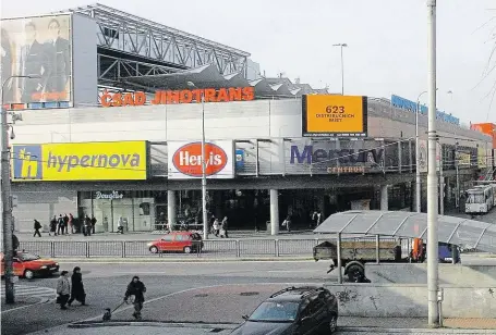  ?? Na střechu Mercury centra, které se v posledních letech stalo předmětem vleklých obchodních sporů, projektant­i přemístili hlavní autobusové nádraží v Českých Budějovicí­ch. FOTO MAFRA ??