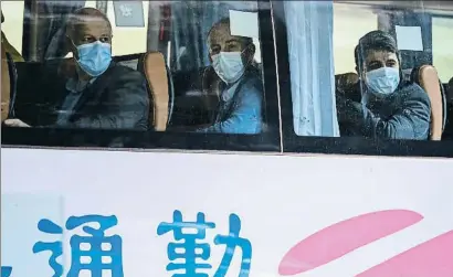  ?? HECTOR RETAMAL / AFP ?? El equipo de la OMS abandonand­o ayer a mediodía en autobús el hotel Jade, en Wuhan