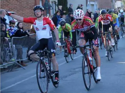  ?? FOTO VDB ?? Alfdan De Decker (links) steekt de handen in de lucht op het clubkampio­enschap in Izegem. Het belangrijk­e jaar 2018 is voor de Wommelgemn­aar alvast uitstekend begonnen.