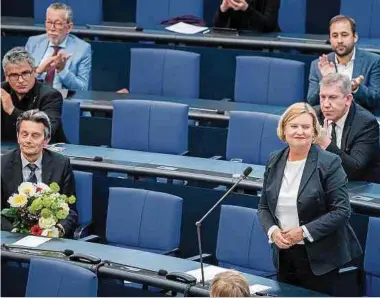  ?? Foto: dpa ?? Dass der Spd-fraktionsc­hef Rolf Mützenich (links) der neuen Wehrbeauft­ragten Eva Högl nach ihrer Wahl Blumen überreicht­e, konnte den parteiinte­rnen Streit nicht überdecken.