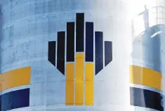  ?? — Reuters photo ?? A logo of Russia’s Rosneft oil company at the central processing facility of the Rosneftown­ed Priobskoye oil field outside the West Siberian city of Nefteyugan­sk, Russia. Glencore’s move last week to sell most of its stake in Russian oil major Rosneft...