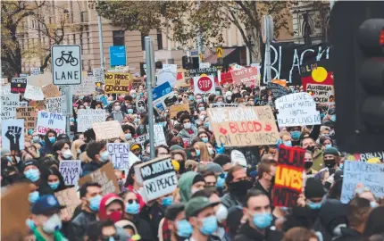  ?? Picture: ALEX COPPEL ?? QUESTIONAB­LE: Protesters at the Black Lives Matter rally broke every social distancing rule.