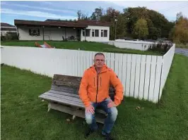  ?? BALLESTAD FOTO: ANNE GRO ?? REAGERER: Freddy de Ruiter er far til en av brukerne av avlastning­ssenteret på Røed som skal rives og erstattes av nye boliger.