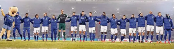  ?? FOTO: FIRO ?? Nach dem 1:0-Erfolg über Hertha BSC bejubelt die Schalker Mannschaft mit Maskottche­n „Erwin“den dritten Sieg in Serie Arm in Arm vor der Nordkurve.