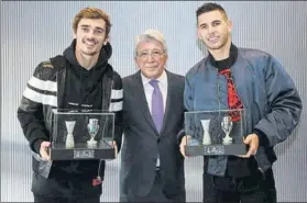  ??  ?? Griezmann y Lucas Hernández, con la Europa League y la Supercopa europea en el Atlético