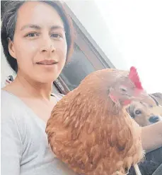  ?? FOTO: PRIVAT ?? Carmen Martinovic und ihr gerettetes Huhn namens Baby.