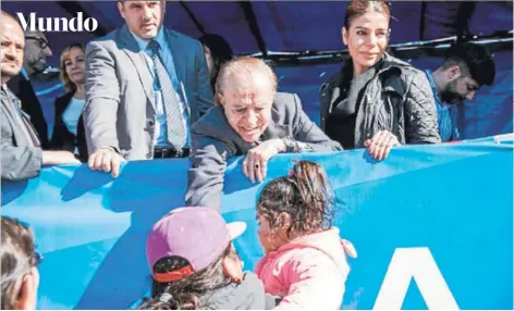  ?? FOTO: TWITTER ?? ►► Carlos Menem, junto a su hija Zulema, hace campaña en La Rioja.