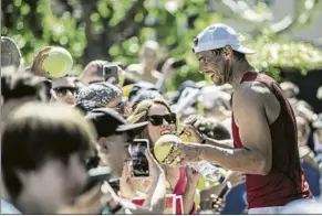  ?? FOTO: PERE PUNTÍ ?? Rafa Nadal, sonriente firmando autógrafos. Contento de volver a su club