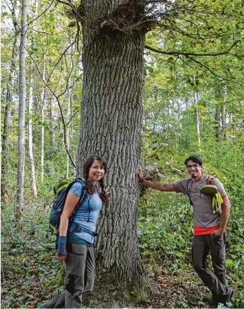  ?? Foto: Jonas Voss ?? Kristina Linder und Daniel Müller sind in ihrer Freizeit gerne in der Natur. Für ein Projekt des Vereins Donautal Aktiv erkunden die beiden am Wochenende den DonAuwald Wanderweg. Vorerst ohne Beschilder­ung.